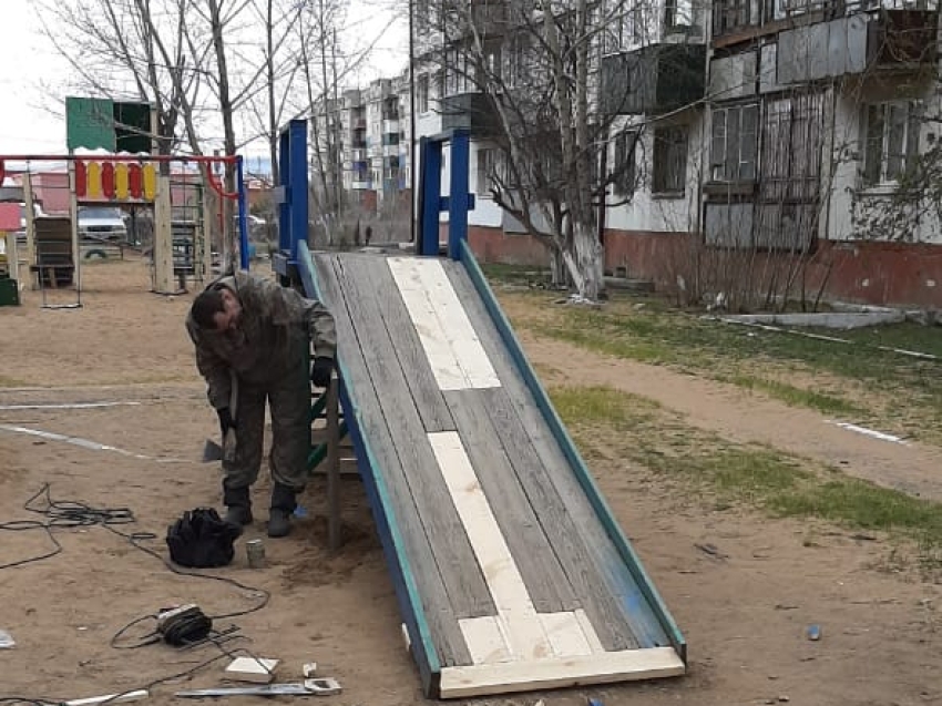 Управляющая компания отремонтировала детскую площадку в Чите